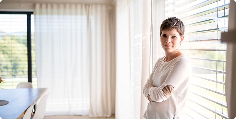 Konsultantka przy żaluzjach - mobile